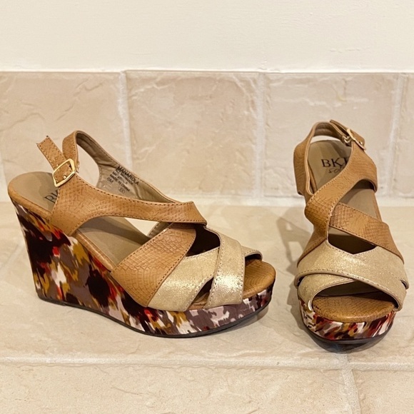 BKE Buckle Manarola faux leather lightweight platform wedge sandals size 6 - Picture 1 of 11